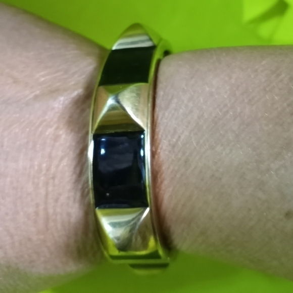 Goldtone pyramids Black hinged bracelet - Picture 2 of 5